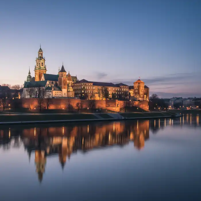 Kraków atrakcje dla dorosłych: co warto odwiedzić i zobaczyć w Krakowie? Widok na Wawel i Wisłę nocą – najlepsze kraków atrakcje dla dorosłych.
